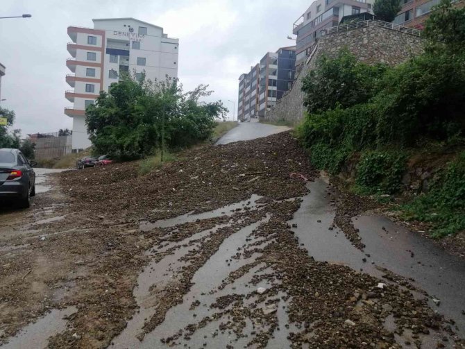 Aşırı Yağışlar Okul Bahçesini Çamurla Doldurdu
