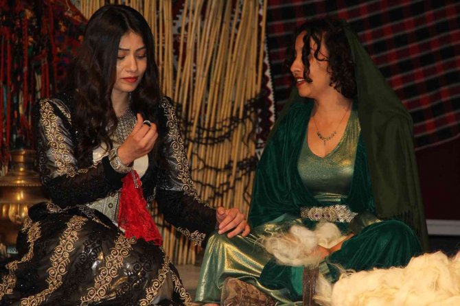 Hakkari’de “Cembeli Ve Binevş” Oyunu Sahnelendi