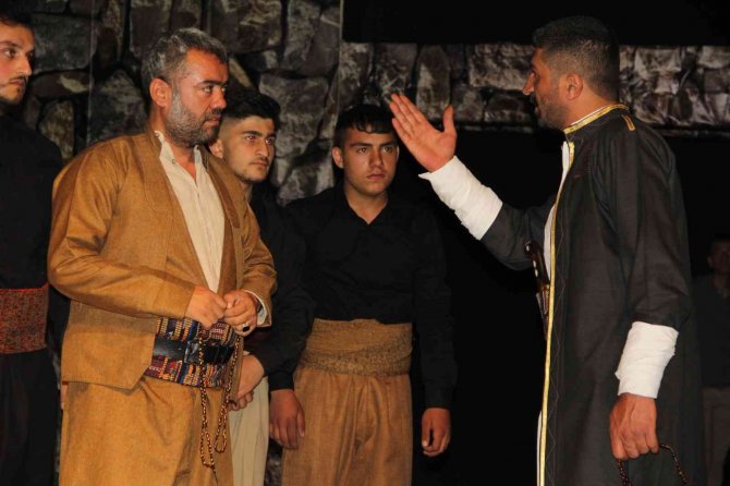 Hakkari’de “Cembeli Ve Binevş” Oyunu Sahnelendi