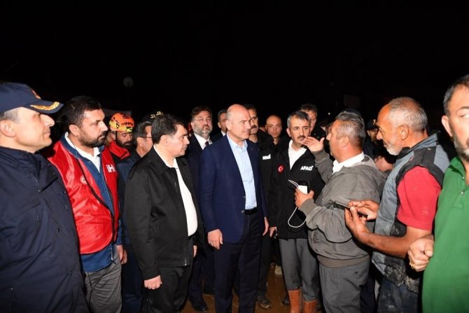 İ̇çişleri Bakanı Soylu Sel Bölgesinde İncelemelerde Bulundu