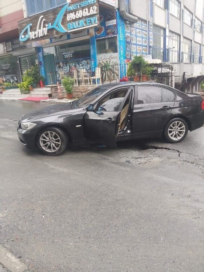 Küçükçekmece’de Yol Çöktü, İki Evi Su Bastı
