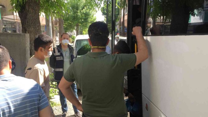 Kars’ta Düzensiz Göçmenler Sınır Dışı Ediliyor