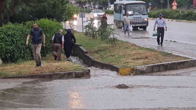 Karabük’te Fırtına Ve Sağanak Hayatı Olumsuz Etkiledi