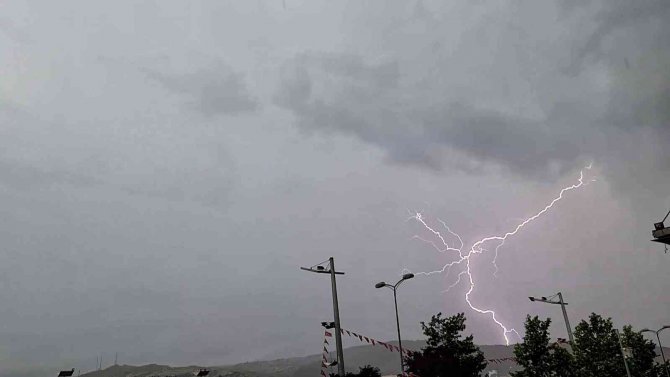 Karabük’te Şimşekler Görsel Şölen Sundu