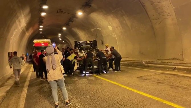 Hafif Ticari Araç Tünelde Duvara Çarpıp Ters Döndü: 3’ü Çocuk 5 Yaralı