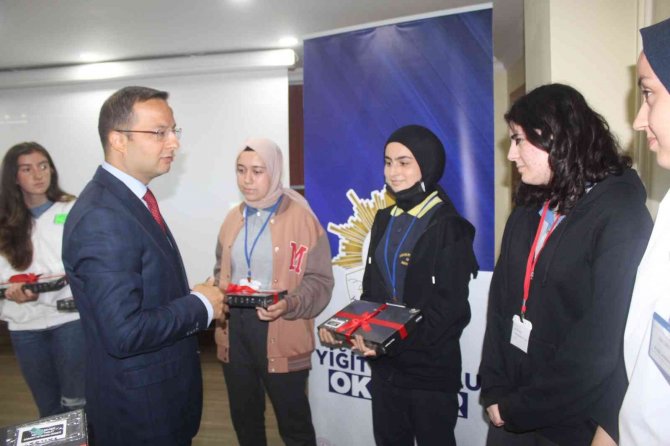 ’Kitap Kurtları’ Ödüllendirildi