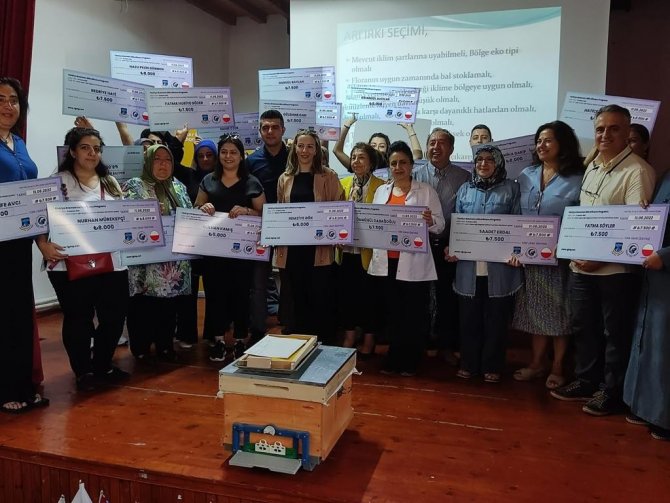 Kemaliye’de Mikrogirişimci Kadınlara Arıcılık Kredisi Verilmeye Başlandı