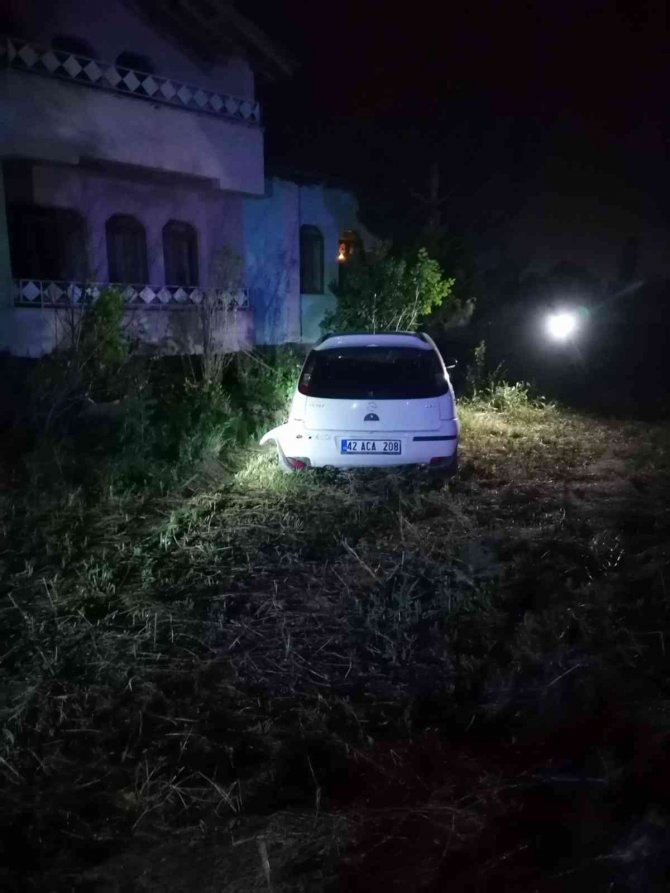 Köpeğe Çarpan Otomobil Bir Evin Bahçesine Savruldu: 1 Yaralı