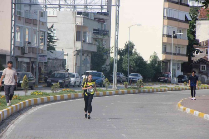 3. İ̇nebolu İ̇stiklal Yolu Şerife Bacı Yarı Maratonu Koşusu Yapıldı