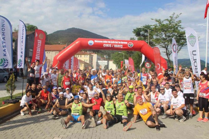 3. İ̇nebolu İ̇stiklal Yolu Şerife Bacı Yarı Maratonu Koşusu Yapıldı