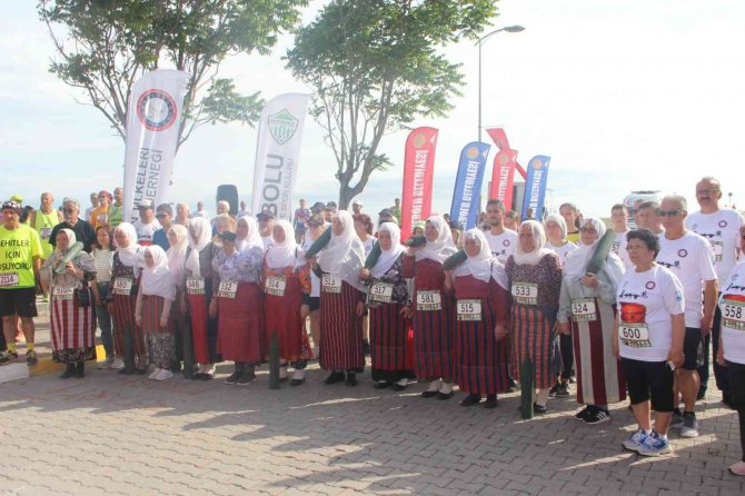 3. İ̇nebolu İ̇stiklal Yolu Şerife Bacı Yarı Maratonu Koşusu Yapıldı