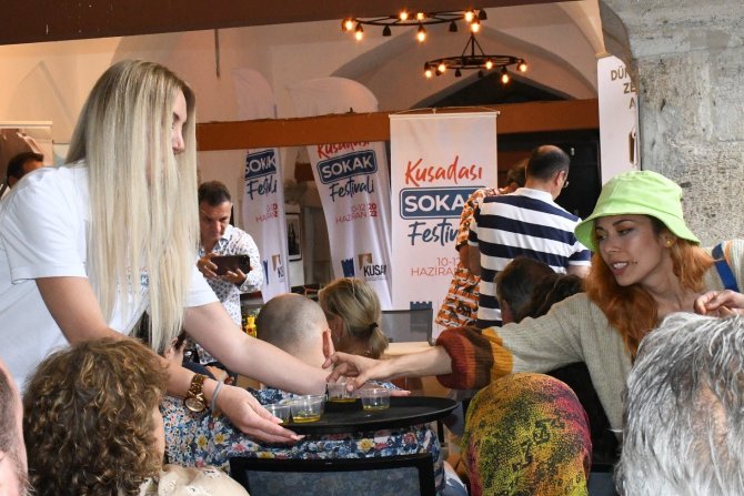 Kuşadası Sokak Festivali Zeytinyağı Tadımı İle Başladı