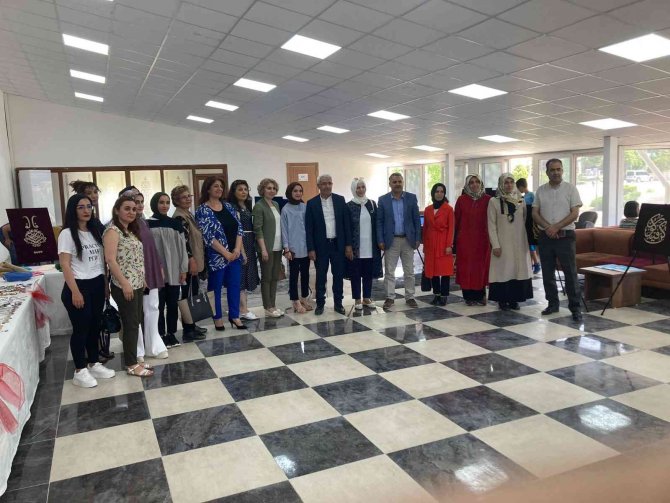 Öğrencilerin Hat Sergisine Yoğun İlgi