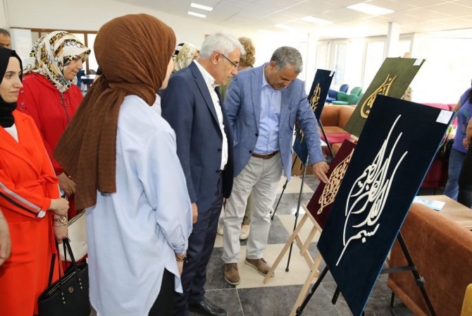 Öğrencilerin Hat Sergisine Yoğun İlgi