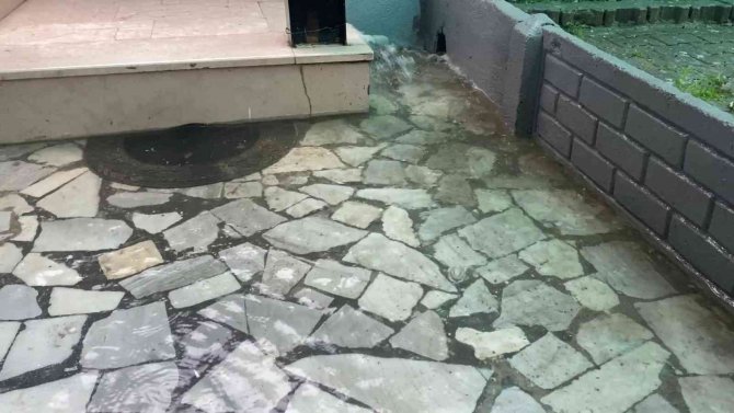 Rögarlar Taştı, Sanayi Sitesinin Tabelası Devrildi