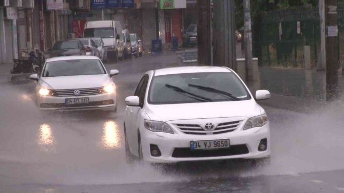 Küçükçekmece’de Sağanak Yağış Etkili Oldu