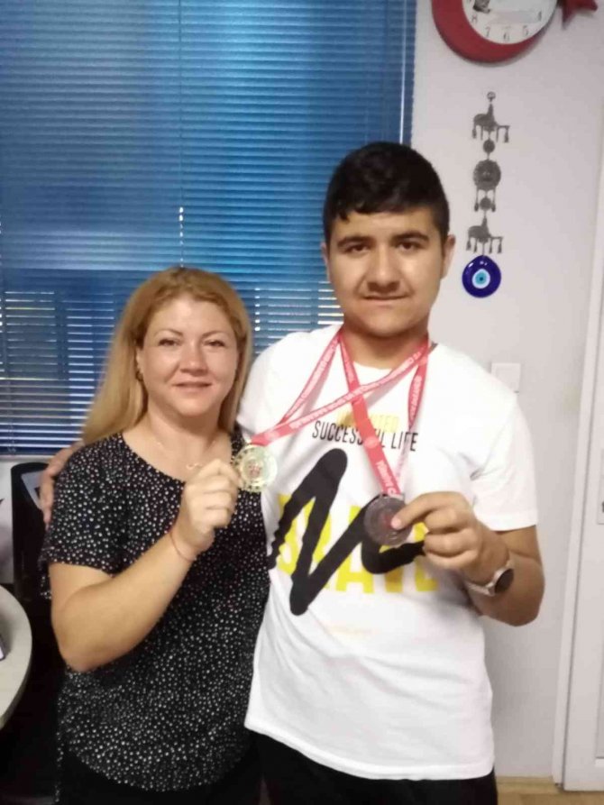 Otizmli Oğlunun Yarışmalara Katılması İçin Mücadele Eden Annenin Haklı Gururu