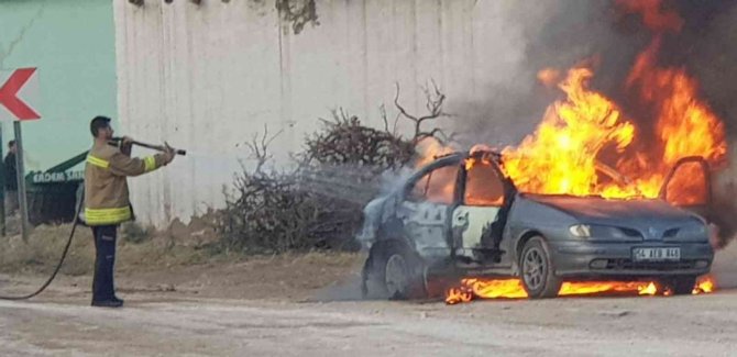 Park Halindeki Otomobil Alev Alev Yandı