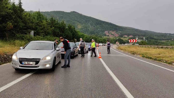 İ̇zinsiz Yürüyüş İçin Gelenlerin Geçişine Müsaade Edilmiyor