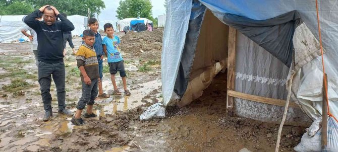 Sağanak Yağışta 500 İşçinin Bulunduğu Çadır Kent Sular Altında Kaldı
