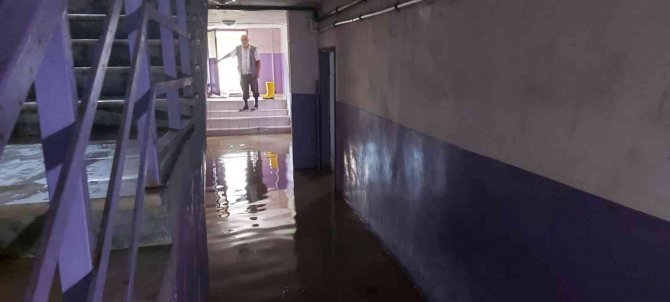 Silivri’de Sağanak Yağış Su Baskınlarına Neden Oldu