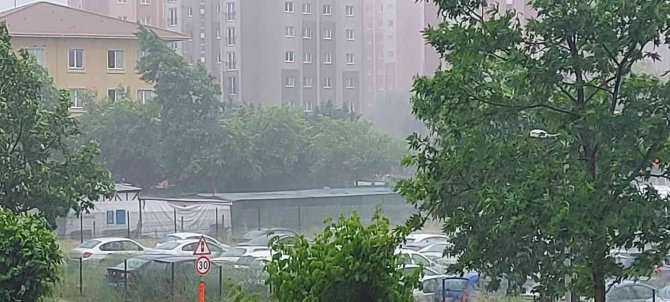 Silivri’de Sağanak Yağış Su Baskınlarına Neden Oldu