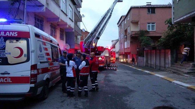 Sultanbeyli’de Korkutan Çatı Yangını