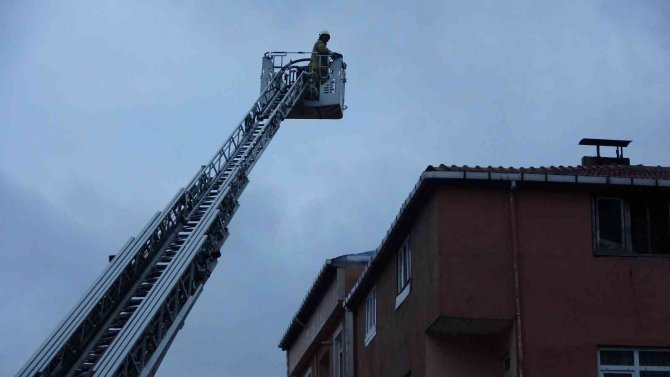 Sultanbeyli’de Korkutan Çatı Yangını
