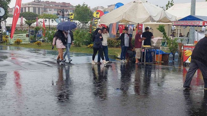 Tekirdağ’da Şiddetli Yağış Hayatı Felç Etti