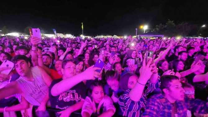 Kiraz Festivaline Ünlü Akını