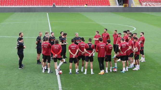 A Milli Futbol Takımı, Litvanya Maçının Hazırlıklarına Başladı