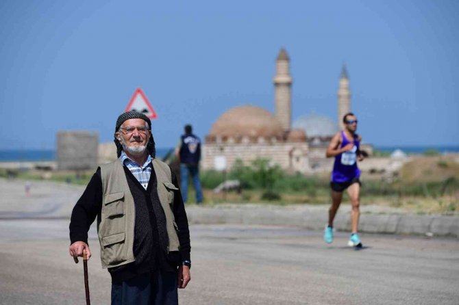 Van Büyükşehir Belediyesi ‘1. Van Denizi Yarı Maratonu’ Koşusu Yapıldı