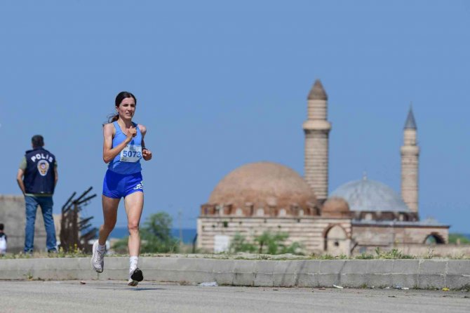 Van Büyükşehir Belediyesi ‘1. Van Denizi Yarı Maratonu’ Koşusu Yapıldı
