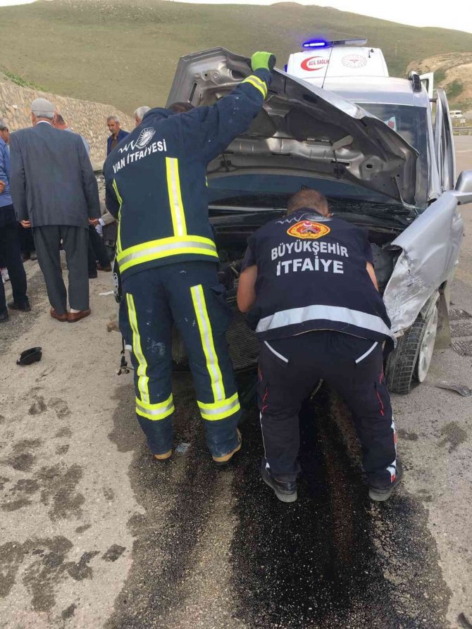 Van’da Trafik Kazası: 4 Yaralı