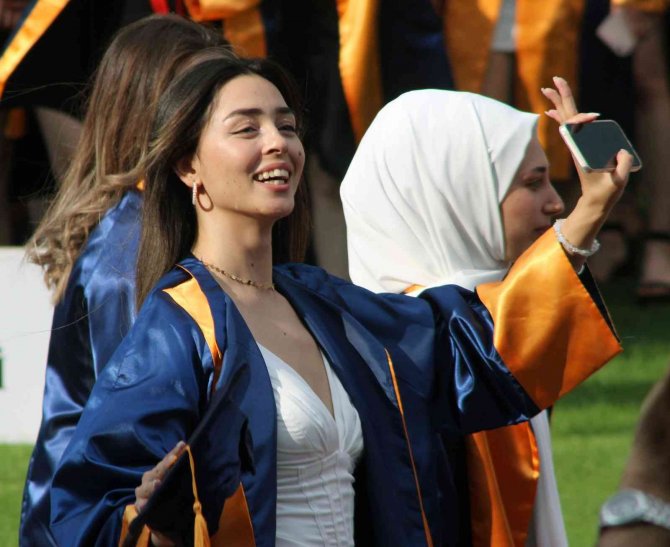 Mezuniyet Törenine Yağmur Engeli