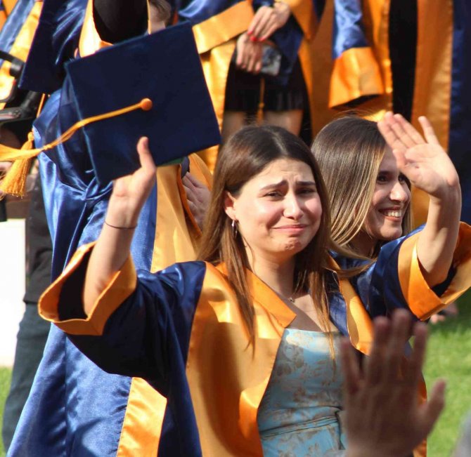 Mezuniyet Törenine Yağmur Engeli