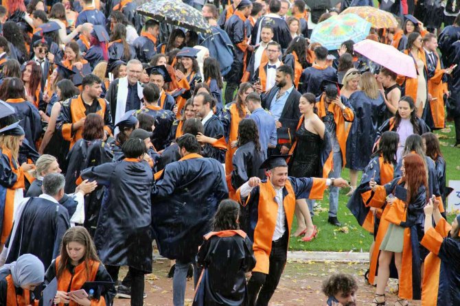 Mezuniyet Törenine Yağmur Engeli