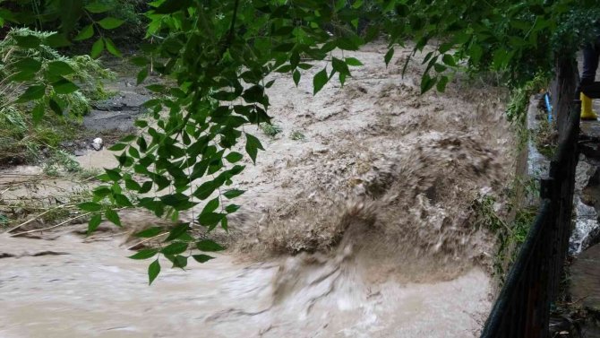 Kozan’da İki Araç Sel Sularına Kapıldı