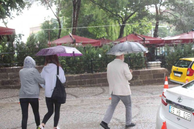 Afyonkarahisar’da Sağanak Yağış Etkili Oldu