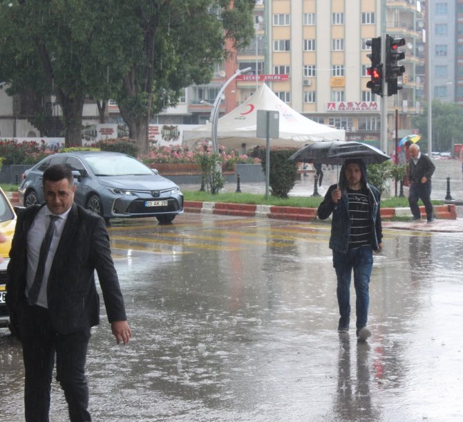 Afyonkarahisar’da Sağanak Yağış Etkili Oldu
