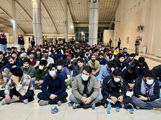 Ağrı’da Sınır Dışı Edilen 227 Afgan Göçmen Uçakla Ülkelerine Gönderildi