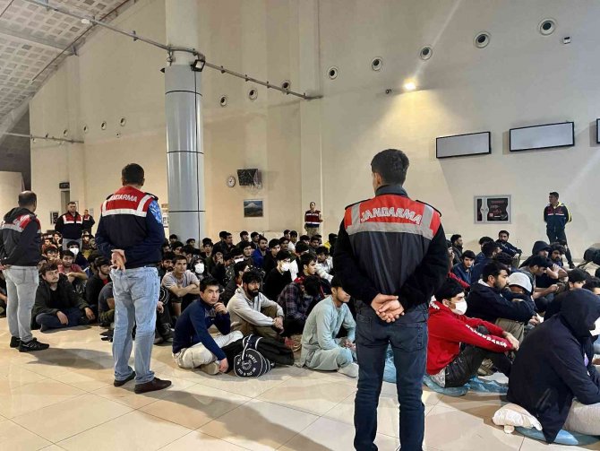 Ağrı’da Sınır Dışı Edilen 227 Afgan Göçmen Uçakla Ülkelerine Gönderildi