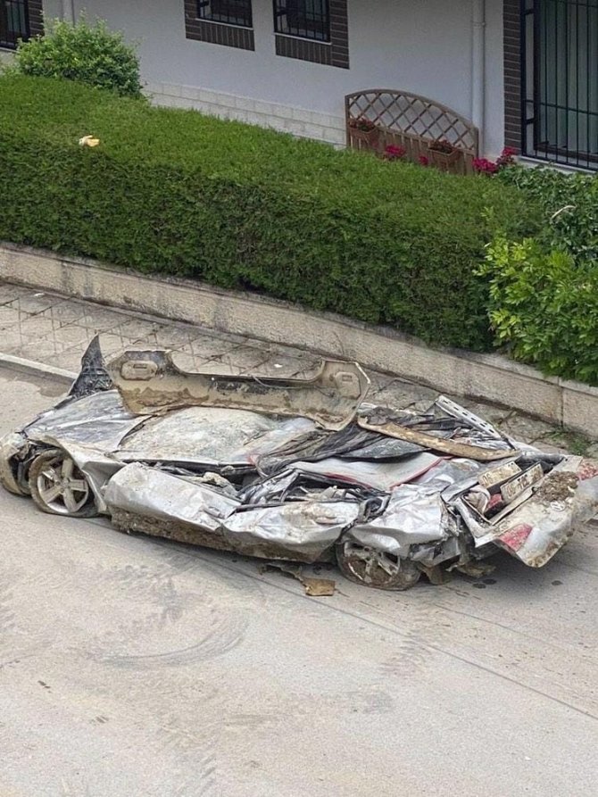 Ankara’da İstinat Duvarının Altında Kalan Otomobil Adeta Kağıda Döndü