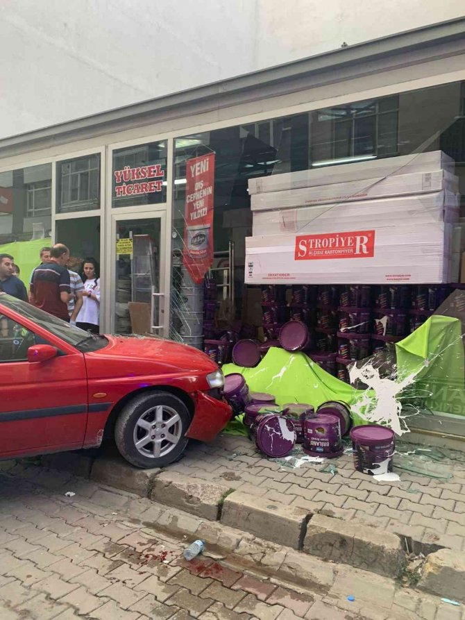 Kontrolden Çıkan Otomobil Kaldırımda Yürüyen Kadına Çarparak Vitrine Soktu