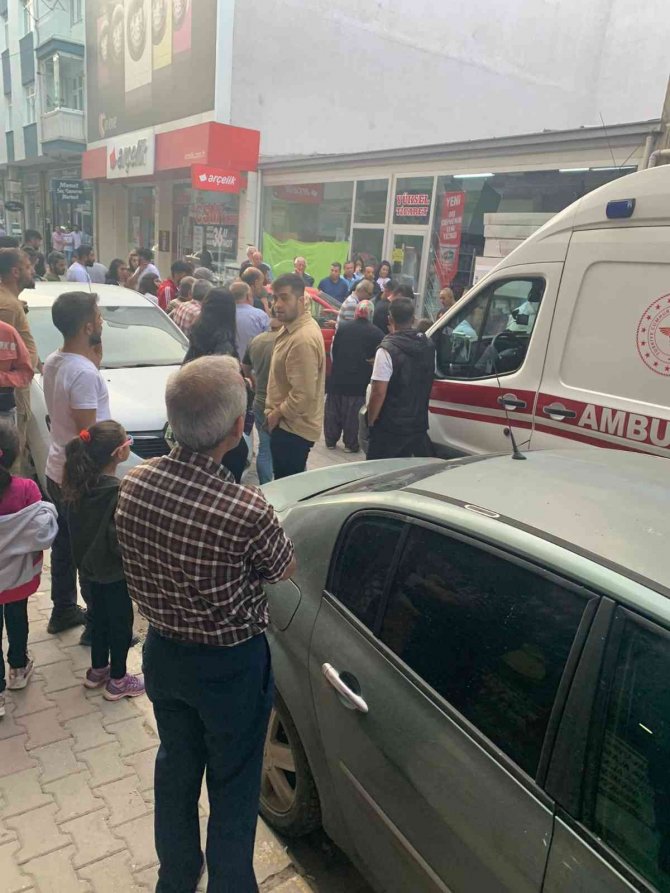 Kontrolden Çıkan Otomobil Kaldırımda Yürüyen Kadına Çarparak Vitrine Soktu