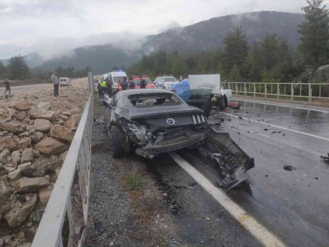 Antalya’da Otomobiller Kafa Kafaya Çarpıştı: 1 Ölü, 3 Yaralı