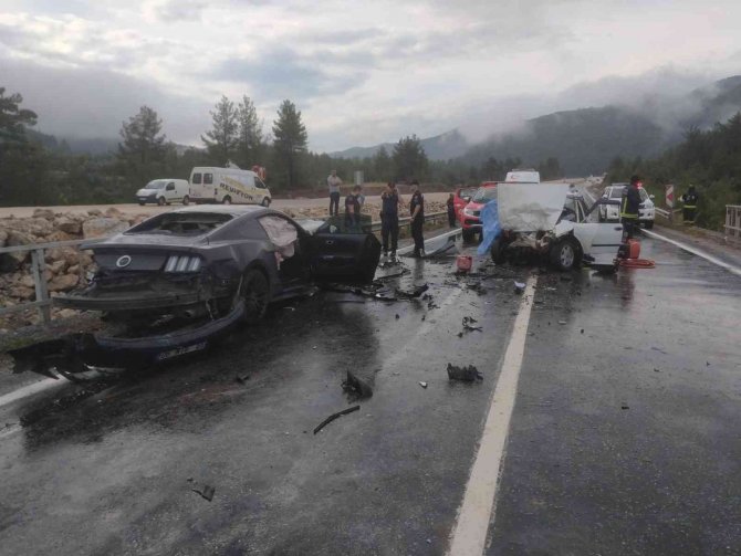 Antalya’da Otomobiller Kafa Kafaya Çarpıştı: 1 Ölü, 3 Yaralı