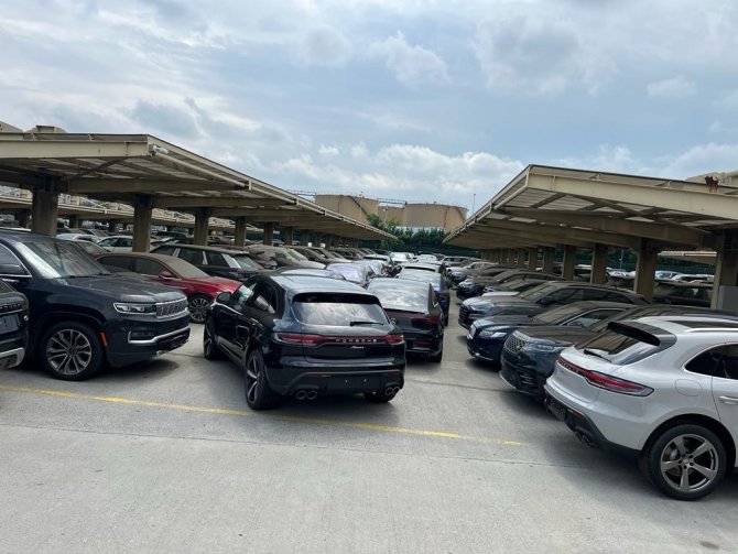 Lüks Otomobiller Gümrükte Eskitiliyor