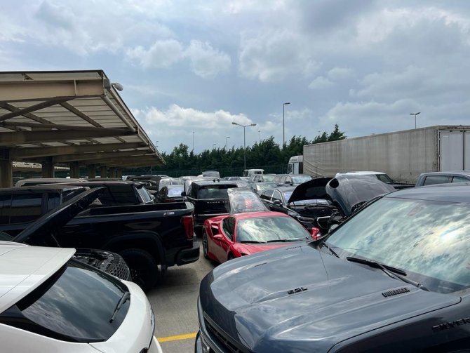 Lüks Otomobiller Gümrükte Eskitiliyor