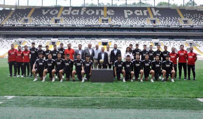 Beşiktaş Başkanı Ahmet Nur Çebi, Şampiyon U-17 Akademi Takımı İle Bir Araya Geldi